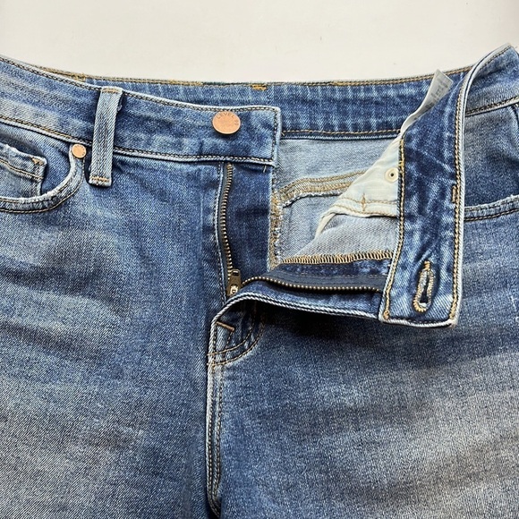 Level 99 3 1/2” Inseam Cuffed High Rise Shorts Size 29 - Picture 16 of 16